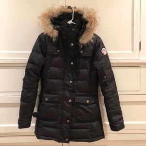 Pajar jacket. Hood with detachable fur trim.